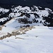 Das Gipfelplateau vom Hinderrugg verengt sich nordseitig zu einem Grat. Die Schnee in der Steilstufe war durch den Wind abgetragen so dass ich dieses Zwischenstück ohne Schneeschuhe abstieg.