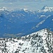 Zoom über den Martinskopf zu Kaisergebirge (vorgelagert der Blaubergkamm), Schneidjoch und Guffert.