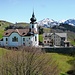 Kirche von Schlatt-Haslen mit Fähnern im Hintergrund