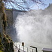 Gischterfülltes Becken unterhalb der Mauer - fast wie an den Niagara-Fällen
