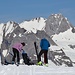 Skitourenfahrer machen sich für die Abfahrt klar