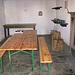 in primo piano il tavolo lungo un buon paio di metri con tanto di panche,in fondo nell'angolo l'attrezzo per eventuali grigliate