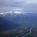 Blick vom Gipfel des Rappastein ins 1800 m tiefer gelegene Rheintal, über dem die Gipfel des Alpsteins noch winterlich weiss leuchten