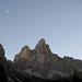 Früh am Morgen im oberen Tschamintal: der Mond über dem Großen Valbontal mit den beiden Sattelspitzen