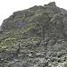 Der zweite Teil des Abstieges vom Landvogtehore nach Nordosten. Blau eingezeichnet das im vorherigen Foto gezeigte Felsband.