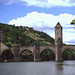 Cahors: il ponte Valentrè, iniziato nel 1308, la sua costruzione si prolungò per circa cinquant'anni. Il suo aspetto, dopo i restauri del 1879, differisce notevolmente da quello originario: dal lato della città esisteva un tempo un barbacane difensivo che fu sostituito dall'attuale porta. 