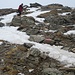 Aufstieg zu Fuss vom Satteljoch auf den Gipfel - viel Schnee hat es hier nicht, alles abgeblasen