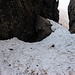 in basso al centro il passaggio sotto la roccia, per fortuna è libero dalla neve