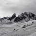 Rückblick zur Passo Giau,2236m, mit Monte Mondeval, 2455m genau im Bildmitte,Monte Cernera,2664m, ein bisschen rechts.