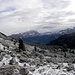 Genau in Bildmitte,im Hintergrund  ist es  Passo Tre Croci(1700m), zwischen Monte Cristallo(3221m) und Sorapiss(3205m).