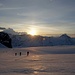 fantastisch!<br />im Gegenlicht der aufgehenden Sonne steigen weitere Seilschaften über den Gletscher auf