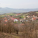 Kamýk - Blick von den Berghängen, nördlich unterhalb der Burgruine Kamýk, auf den gleichnamigen Ort.