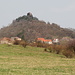 Unterwegs zwischen Kamýk und Stražiště - Rückblick zur Burgruine und zum Ort Kamýk.