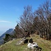 das bekannte, aussichtsreiche und beliebte Gipfelbänkli auf Chamben