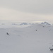 In der Ferne das Bergell (Cengalo und Badile) im Vordergrund in der Bildmitte der Gipfel Falotta mit 2 Tourengängern