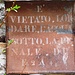 Tafel beim Dorfbrunnen von Corippo -  Es ist verboten, das Wasser zu verunreinigen, unter Androhung einer Busse von 2 - 4 Fr.
