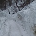 muri di neve sulla strada
