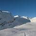 Vom Rif. Claudio e Bruno 2708m in Westlicher Richtung zum Hohsandgletscher, dabei einige Meter zum Gletscher abfahren.