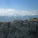Aussicht in die Berchtesgadener Alpen zu Watzmann (links hinten) und Hochkalter (mittig hinten).