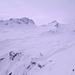 Sotto al Muttolta (in mezzo) affiorano i tetti delle Alpi nurdagn 2260m  e Curtginatsch 2272m