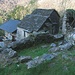 Alpe Miunchio: una sola casa vissuta in mezzo a rovine.