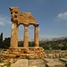 Überreste griechischer Hochkultur mit modernem Agrigento im Hintergrund