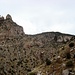 Der obere Teil von Finger Rock Canyon. Zwischen 1300m und 1600m domiert die High Sonoran Life Zone mit Hochlandgras. Oben sieht man die Mt Kimball S Flanke. Ab 1600m bis 2400m existiert ie Transitionszone, eine mit von Eichen und Ponderosa Tannen dominierte Zone. Man sieht den Uebergang zu den Waeldern ab ca. 1600m.