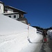 gut 1,50 m Schnee auf dem Sträßchen zum Zugspitzblick in Oberhalden