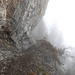 Über dem Abgrund: Der schmale Pfad zwischen den Alpen Vorder- und Hinterspina führt eindrücklich den Felswänden entlang, in die er stellenweise hineingehauen wurde 