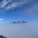 Wie aus einer anderen Welt taucht plötzlich der Gipfel der Gauschla über dem Nebel auf!