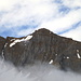 Gauschla von Süden: Was für eine Flanke! Man achte auf den kleinen Schneefleck rechts unterhalb des Gipfelgrats...