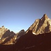 Matterhorn aus einer eher ungewohnten Perspektive, links davon der Dent d'Herens