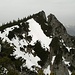 Den noch ab und zu verschneiten Grat entlang zum Alpspitz