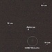 Zwei Tage später am 27.2.2009: Vergrössertes und kontrastverstärktes Bild von Komet C/2007 N3 (Lulin); der Komet hat eine Helligkeit von etwa 5,5mag. <br /><br /><br />STERNE:<br /><br />α (=Alpha) Leonis: Der Stern heisst auch Regulus und ist der scheinbar hellste Stern im Sternbild Löwe. Das 77,45 Lichtjahre entfernte α Leonis System besteht aus vier Sternen. Daten zu den einzelnen Sternen sind:<br />- α Leonis A: Spektrum B7Vne, Helligkeit 1,36mag, 138fache Sonnenleuchtkraft, Oberflächentemperatur 12700°C. Das besondere an α Leonis A ist dass er für eine Rotation nur 15,9Stunden braucht, würde er 16% schneller rotieren würde der Stern zerrissen! Aus diesem Grund (Zentrifugalkräfte) ist sein Äquatordurchmesser 32% grösser als sein Poldurchmesser, oder 4,16x3,14 Sonnenradien!<br />- α Leonis a: Über diesen Stern ist kaum etwas bekannt weil er sich extrem nah am Hauptstern befindet. Seine Masse beträgt 0,3Sonnenmassen und er braucht für einen Umlauf um den Hauptstern 40 Tage. Wahrscheinlich ist α Leonis a ein Weisser Zwerg.<br />- α Leonis B: 177,6" von α Leonis A entfernt, er braucht für einen Umlauf 133000 Jahre. Spektrum K1,5V, Helligkeit 8,13mag, 0,8 Sonnenmassen und 0,31fache Sonnenleuchtkraft.<br />- α Leonis C: Roter Zwergstern vom Spektrum M5V der α Leonis B in 2000Jahren im Abstand von 2,2" umkreist. Helligkeit 13,1mag, 0,2 Sonnemassen und 0,0031fache Sonnenleuchtkraft.<br />- α Leonis D: Dieser 11,7mag helle Stern steht in 217" Abstand zu α Leonis A. Er gehört aber nicht zum 4-fach System und steht nur zufällig in der Blickrichtung (in Wirklichkeit viel weiter entfernt).<br /><br />ν (=Nü) Leonis: Helligkeit 5,26mag; Spektrum B9IV; Entfernung 529 Lichtjahre. Der Stern hat einen sehr nahen Begleitstern der ihn in nur 137,29Tagen umrundet.<br /><br />31 Leonis: Helligkeit 4,37mag; Spektrum K3,5IIIbFe-1; Entfernung 254 Lichtjahre. In 7,9" Entfernung steht ein 13,4mag heller Begleiter. Um den Begleiter zu sehen sind grössere Teleskope nötig.<br /><br />34 Leonis: Helligkeit 6,44mag; Spektrum F7V; Entfernung 111 Lichtjahre. Die Helligkeit 6,44mag ist die Summe von zwei Sternen (6,8mag und 7,6mag) die im Abstand von 0,2" in 20,5Jahren um ihren Schwerepunkt kreisen und nur mit sehr grossen Teleskopen getrennt werden können.<br /><br />ES Leonis: Helligkeit 5,46-5,56mag; Spektrum M1,5IIIb; Entfernung 522 Lichtjahre. Pulsierender Roter Riese (Typ SRb); der Stern verändert langsam mit halbregelmässiger Periode seine Helligkeit zwischen 5,46-5,56mag.