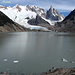Oltre la Laguna Torre si vedono Cordón Adelas e Cerro Torre, al centro il Glaciar Grande e Glaciar Torre