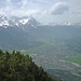 Alp- und Zugspitze thronen über Garmisch-Partenkirchen. Unter der Zugspitze ist deutlich der Höllentalferner zu erkennen. Im Hintergrund der rechten Bildhälfte dominiert der Daniel.