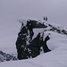 Piz d'Agnel mit Gipfelwächte und Snowboardern, links Piz Julier