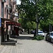 Երևան (Ere͡wan):<br />Die Stadt wirkt trotz den aus dunklen Steinen gebäute Häuser offen. Die Strassen sind breit und vielerorts stehen Bäume.