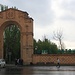 Երևան (Ere͡wan):<br />Eingang zum schönsten und grössten Park hoch über der Hauptstadt. Der armenisch Name ist Հաղթանակ Զբոսայգի (Haġt’anak Ĵbosaygi).