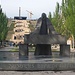 Երևան (Ere͡wan):<br />Statue von Ալեքսանդր Թամանյան (Alek’sandr T‘amanyan) im gleichnamigen Park, dahinter ist die Կասկադ (Kaskad). T‘amanyan war ein Architekt anfangs des 20.Jahthunderts der das heutige Stadtbild geprät hat, so errichtete er auch die Oper und der Republikplatz.