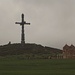 Ein risiges Stahlkreuz ragt neben einer Kirche bei Ափնագյուղ (Ap‘nagyowġ) in den Himmel.