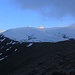 Wir befinden uns nun etwa auf 2350m Höhe. In der ferne beleuchtet die aufgehende Sonne die Bergspitzen des Արագած (Aragac). Links ist der Ostgipfel (Արևելյան / Aie͡welyan; 3908m), rechts der Nordgipfel (Հյուսիսային / Hyowsisayin; 4090,1m).