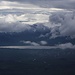 Aussicht während des Aufstiegs im Zoom auf den künstlich aufgestauten Bergsee Ապարանի լիճ (Aparani lič; 1810m).<br />