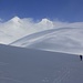 Unterwegs in atemberaumbender, schneebedeckter Vulkanlandschaft mit unserem Ziel vor Augen.<br /><br />Rechts: Արագած - Հյուսիսային (Aragac - Hyowsisayin; 4090,1m).<br />Links: Արագած - Արևելյան (Aragac - Aie͡welyan; 3908m).