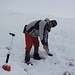 Ահարոն (Aharon) beim Freischaufen von unserem Biwakplatz auf 3150m.