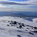 Auf knapp 3300m brachen wir die Tour wegen stürmischem Wind ab, man erkennt ihn durch den zahlreich aufgewirbelten Schnee in der Luft.<br /><br />In der Bildmitte ist der 2577m hohe Արա լեռ (Ara Leṙ).