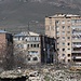 Fast alle Hochhäuser von Սեվան (Sevan) sehen ziemlich instabil aus. Wenn sich wieder ein starkes Erdbeben wie 1988 in Սպիտակ (Spitak) ereignet wird die Opferzahl leider wieder hoch sein. Ganz Armenien liegt in einer geologisch sehr aktiven Zone.