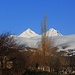 So schön präsentierte sich der höchste Armenier als wir wieder im Dorf Արագած (Aragac) nach einem Kaffe bei einem Bauern vor das Haus traten. Ob der Schein trügt und der Gipfel immer noch vom Sturm umpeitscht wurde konnte man leider nicht sehen. Auf jeden Fall werde ich dieses Jahr mit Davi nochmals nach Armenien reisen und den Gipfel im Sommer besteigen.<br /><br />Rechts: Արագած - Հյուսիսային (Aragac - Hyowsisayin; 4090,1m).<br />Links: Արագած - Արևելյան (Aragac - Aie͡welyan; 3908m).