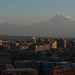 Küçük Ağrı Dağı (3896m) und Büyük Ağrı Dağı leuchten in der Abendsonne über den Dächern von Երևան (Ere͡wan).