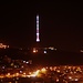 Երևան (Ere͡wan):<br />Die Stadt bei Nacht mit ihrem leuchtenden Fersehturm der einer grossen Rakete gleicht